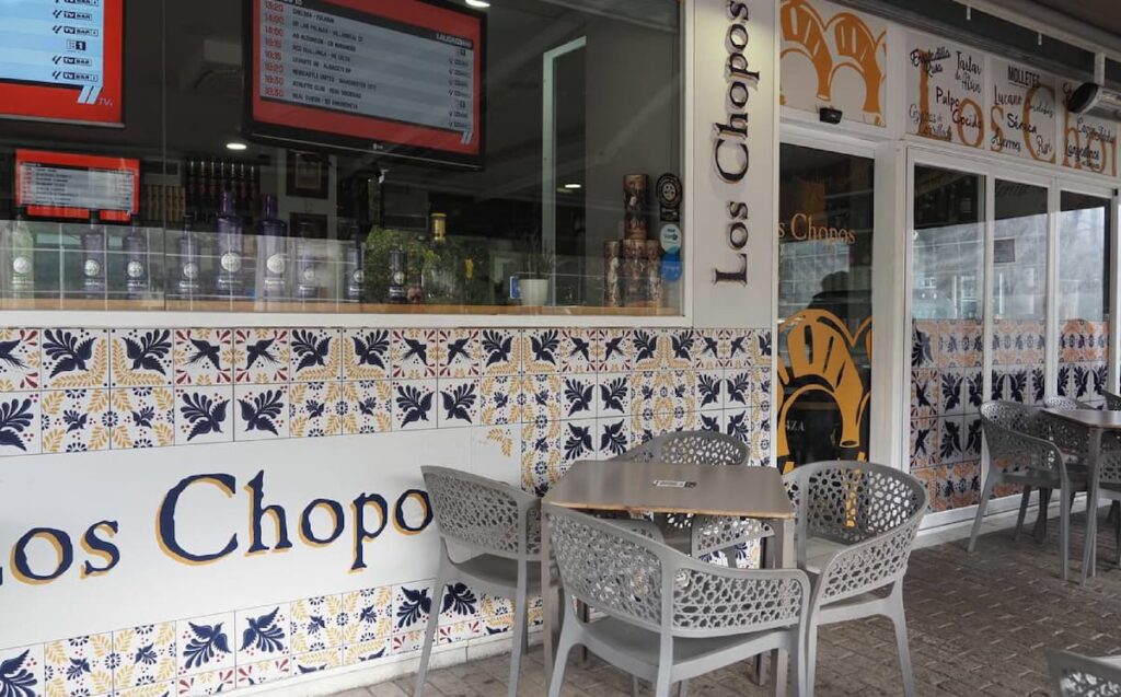 Fachada del bar Los Chopos en María la Judía